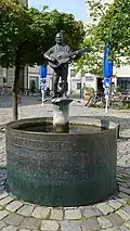 Der Roider-Jackl-Brunnen in Freising mit dem Gstanzl des Roider Jackl über sich selbst