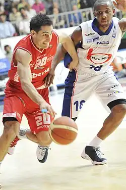 Tabu 2011 im Hintergrund im Trikot von Cantù