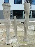 Familie, Beton, 180 cm, Datum unbekannt, Straßdorf, typisches Beispiel für Rolf Haugs Figurenstelen