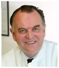 Zu sehen ist ein Porträtfoto von Rolf Issels