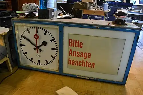 Rollbandanzeiger vom Gleis 4/7 in Neunkirchen mit Fahrplan vom Oktober 1990