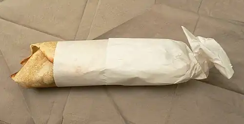 Rollo im Außer­haus­verkauf, hier in Papier ein­gewickelt