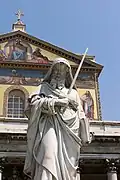 Statue des Paulus im Atrium der Basilika