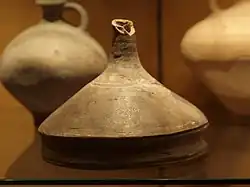 Römischer Küchentrichter aus Keramik (1.–3. Jahrhundert), auf dem Kopf stehend