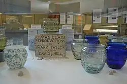 Mittig ein typischer Zirkusbecher, rechts mehrere eiförmige Gladiatorenbecher nach Vorbildern des Marcus Licinius Diceus