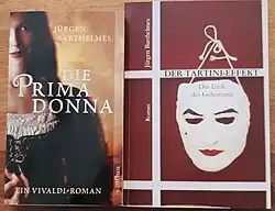 Buch links: Die Primadonna Ein Vivaldi-Roman Jürgen Barhelmes, zeigt das Portrait eine Frau mit braunen Haaren und in einem geschnürten Kleid mit weißer Bluse; Buch rechts: Der Tartini-Effekt. Das Ende des Gehorsams. zeigt eine weiße Maske auf einem dunkelroten Hintergrund mit weißen Streifen.