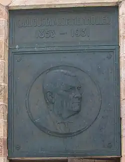 Bronzetafeln mit Porträt C.&nbsp;G. Rommenhöllers über der Tür
