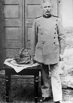 Förster Hupp­mann mit Modell des Meteoriten