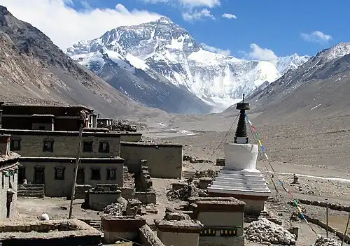 Rongpu-Kloster mit Chorten, das Rongpu-Tal, 20&nbsp;km südlich die Nordwand des Mount Everest