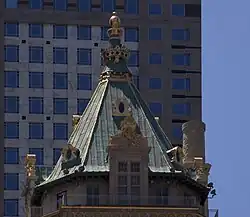 Pyramidendach mit Krone