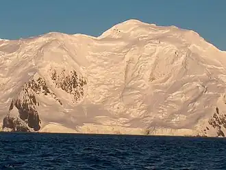 Blick von der Bransfieldstraße auf den Ropotamo-Gletscher (Hintergrund:&nbsp;Delchev Peak)
