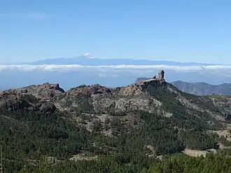 Roque Nublo von Südosten, im Hintergrund der Teide (Teneriffa)