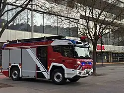 im Vordergrund der Rosenbauer RT, im Hintergrund ein Baum ohne Laub und die Fassade des Franz-Josefs-Bahnhof mit ÖBB-Schriftzug