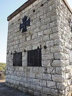 Rosenberg, Schloßberg: Kriegerdenkmal für die Gefallenen des Ersten Weltkriegs auf Burgstall Rosenberg platziert – Detail 1.