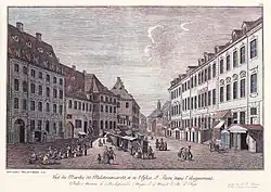 Farbiger Kupferstich vom Molkenmarkt mit französischer Beschreibung. Auf beiden Seiten des Bildes verlaufen die Häuserreihen, bis sie sich in der Ferne zusammenfinden. Am Ende der Häuserflucht ist eine Kirche zu sehen. In der Mitte des Platzes sind Verkaufsstände und auf der linken Seite des Marktes sitzen einige Verkäufer mit ihrer Ware auf dem Boden.