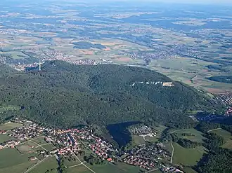 Von Lauterburg im Vordergrund leitet der Weg hinüber zum Rosenstein