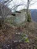 Rest der Umfassungsmauer der Unterburg mit Zisterne