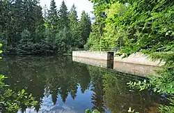 Fuchsteich und Staumauer mit Schütz