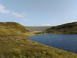 Hauptdamm vom Håhellervatnet aus gesehen