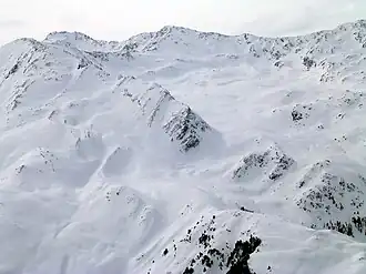 Der Rote Kogel (Mitte) im Winter von Nordosten. Links der Gallwieser Mittergrat (2843)