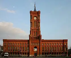 Ansicht des Roten Rathauses vom Park am Fernsehturm