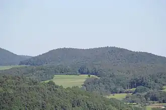 Der Rottenberg (Mitte) und Rehkopf (links) vom Bauersberg bei Mömbris gesehen