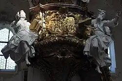 Kanzelkorb mit den Evangelisten Johannes und Lukas, in der Mitte die Darstellung der Bergpredigt