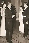 Schah Mohammad Reza Pahlavi und Schahbanu Farah Pahlavi im Gespräch mit Robert E. Warren bei der Eröffnung der Talar-e Rudaki, 1967