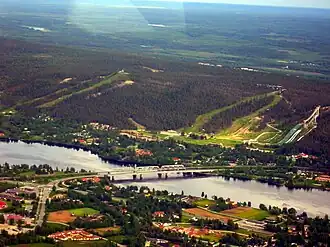 Luftbild des Berges Ounasvaara mit dem Skisportzentrum im Sommer