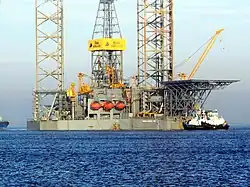 Rettungskapseln an einer Bohrinsel