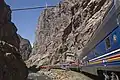 Ein Zug unterhalb der Royal Gorge Brücke, März 2010