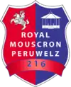 Wappen, links rot, rechts blau; in Großbuchstaben über beide Flächen „Royal Mouscron Peruwelz“, darunter in einem roten Band die Zahl „216“; darüber links ein weißer Reiter auf einem springenden Pferd, rechts ein weißer Pavillon