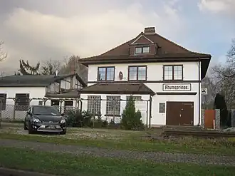 Bahnhofsgebäude von der Gleisseite im Jahr 2017