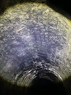 Rußspuren und Isolator im Scharflinger Tunnel