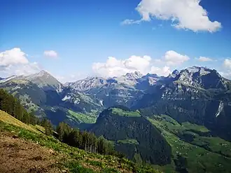 Ruchstock (hinten nahe der Bildmitte) zwischen Brisen (links) und Walenstöcken (rechts), aufgenommen von der Gummenalp.