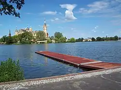 Der Rudersteg im Vordergrund befindet sich im Schweriner See. Im Hintergrund ist das Schloss zu erkennen.