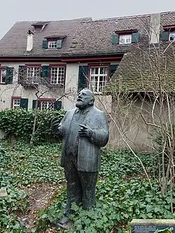 Rudolf Riggenbach (1810–1863) Denkmalpfleger, Skulptur Titel: Dinge Dinge, von Peter Moilliet (1921–2016) Bildhauer, auf dem Leonhardskirchplatz, Standort: 47° 33′ 19,84″ N, 7° 35′ 16,67″ E
