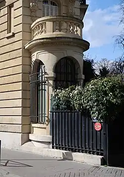 Detail eines Gebäudes an der Kreuzung Avenue Georges-Mandel