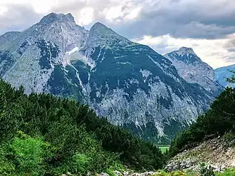 Ruederkarspitze von Osten (Mitte), Gamsjoch (links), Roßkopfspitze (rechts)