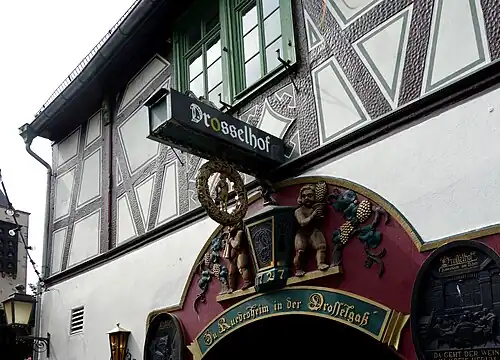 Inschrift am Drosselhof: Zu Ruedesheim in der Drosselgaß