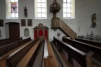 Bänke und Blick auf die Kanzel