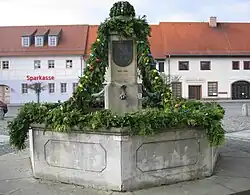 Marktbrunnen, geschmückt für das Osterbrunnensingen des Gemischten Chores