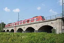 Flutbrücke mit der S-Bahn S9 (Baureihe 422)