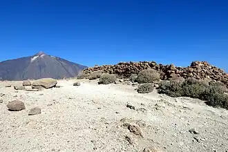 Steinmauer auf dem Gipfel mit dem Teide im Hintergrund