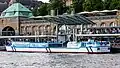 Hafenrundfahrtschiff an den Landungsbrücken Hamburg