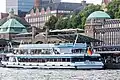 Hafenrundfahrtschiff an den Landungsbrücken Hamburg