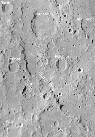 Polybius (Mitte rechts) mit Rupes Altai (LROC-WAC)