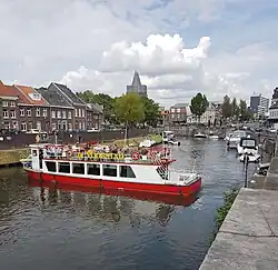 Wendemanöver eines Fahrgastschiffes