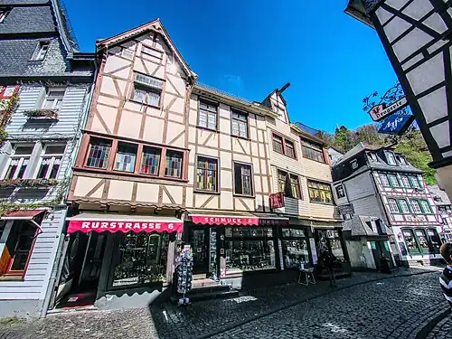 Giebelhäuser Rurstraße 4–6 (ockerfarben)