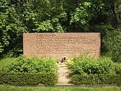 Gedenkstein am Soldatenfriedhof im südhessischen Klein-Zimmern in Russisch und Deutsch